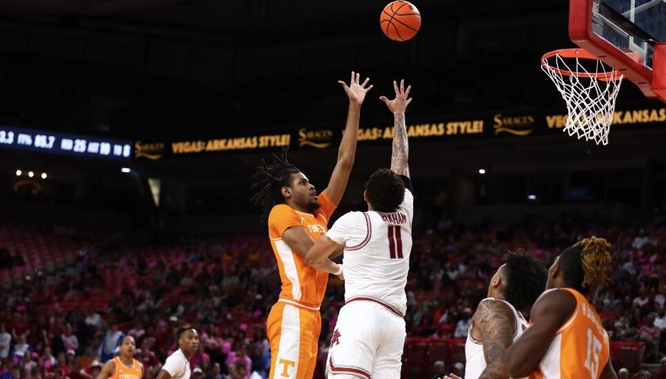 Vols use big second half to blow out Arkansas 92-63 in Fayetteville